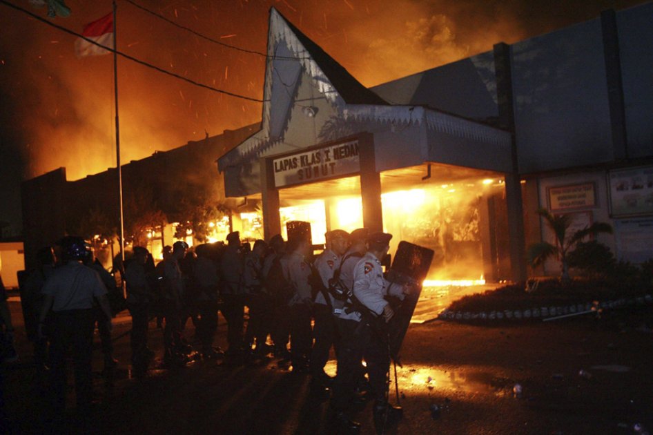 Más de 200 presos escaparon tras incendio en prisión de Indonesia