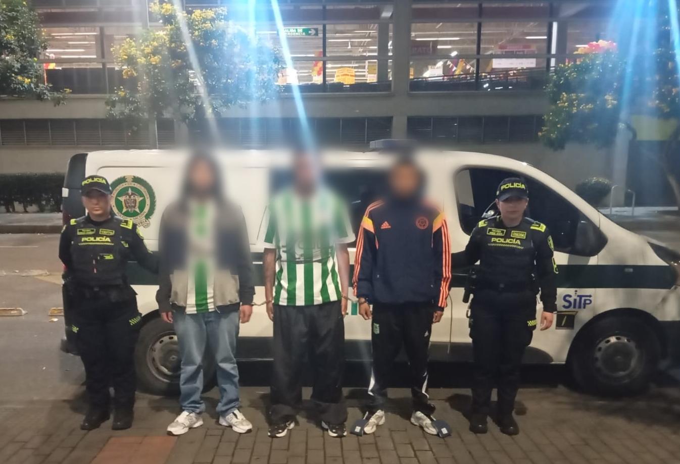 Caen tres asaltantes con armas modificadas en Transmilenio tras robo en la troncal Américas