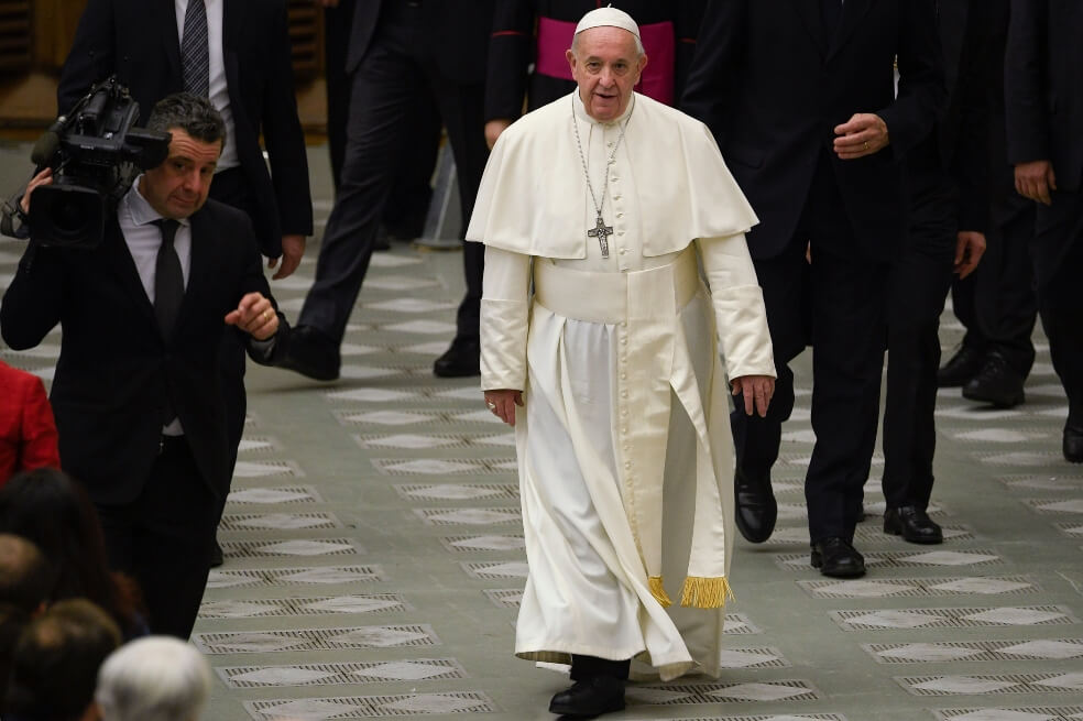 El papa cierra la posibilidad de ordenar como sacerdotes a hombres casados