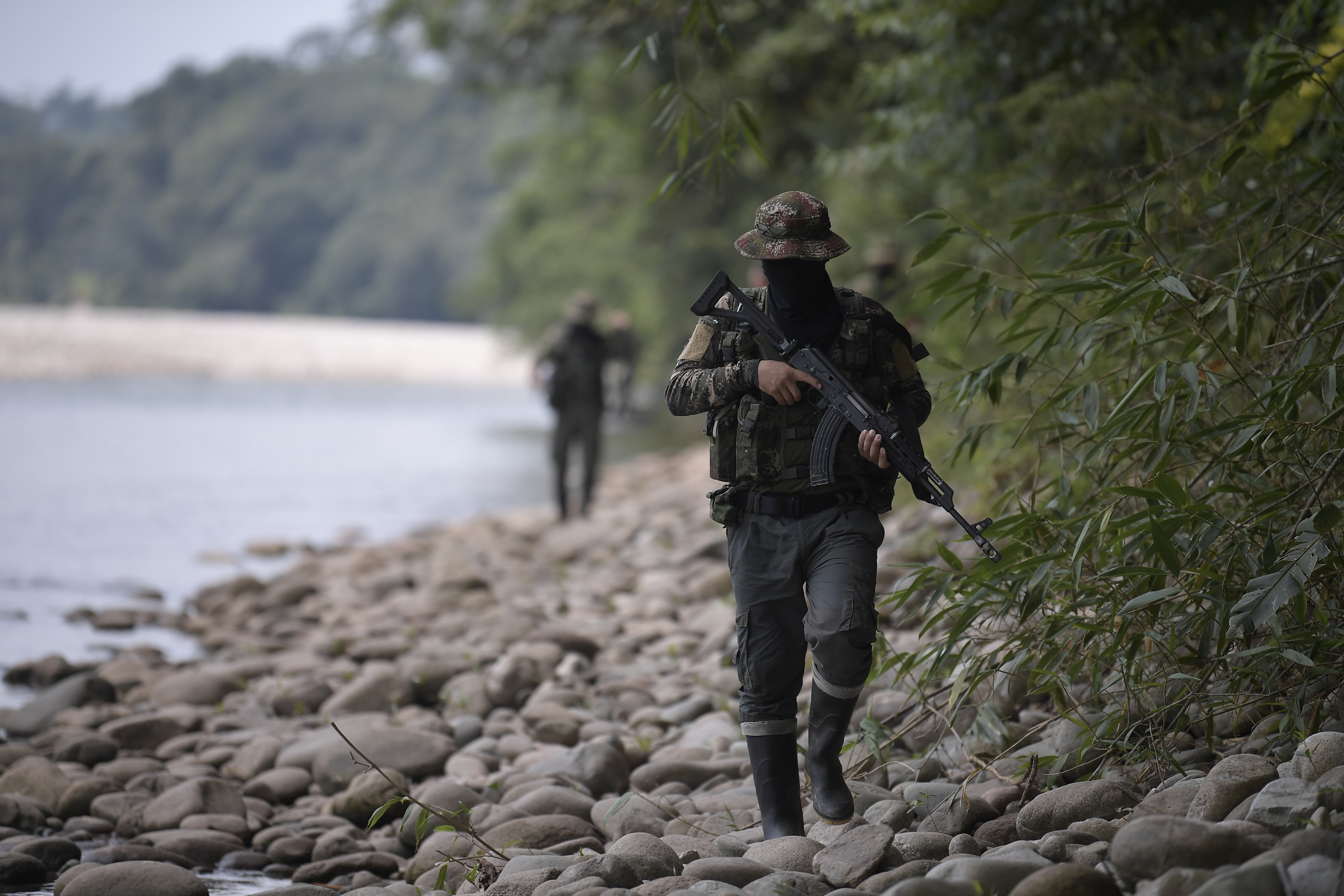 Paz de Petro se raja en Invamer: sube apoyo a derrotar militarmente a grupos armados