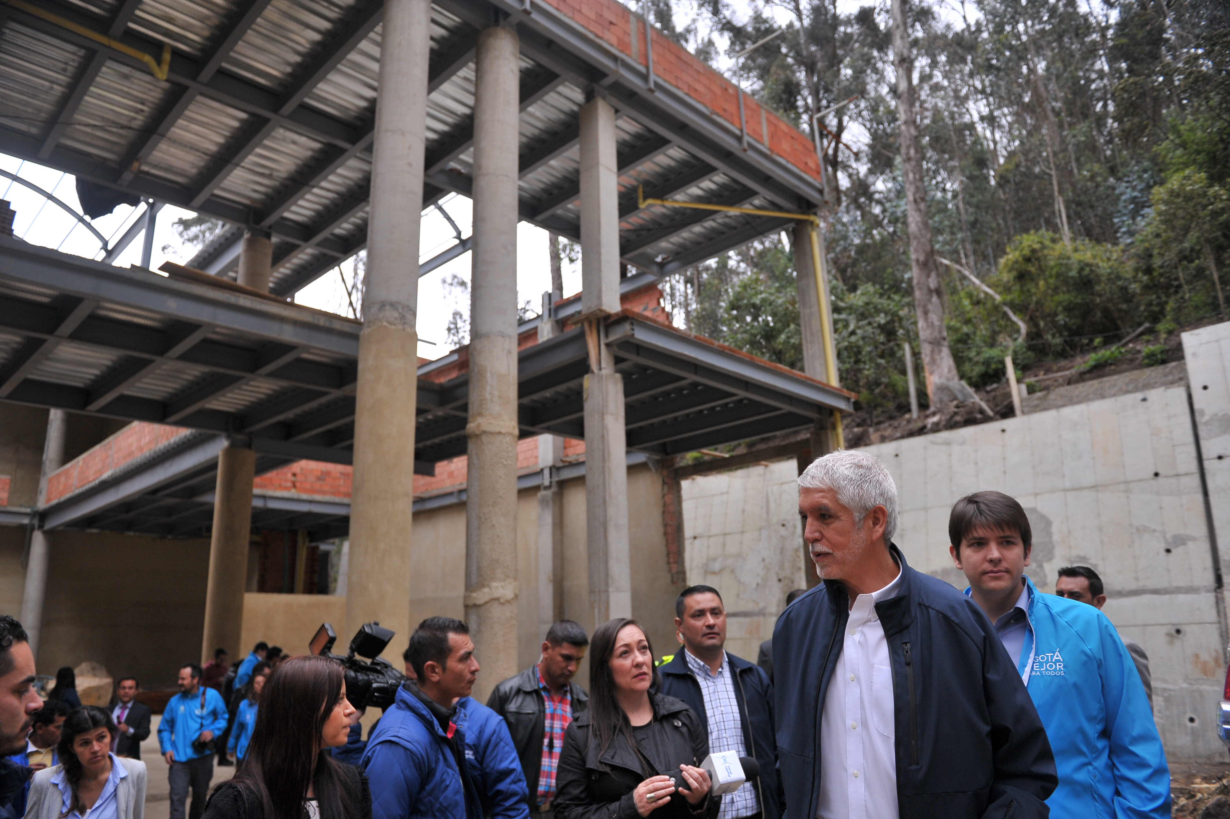 Miguel Uribe acompañó al alcalde Peñalosa a clausurar obras de mansiones ilegales construidas en los cerros orientales de Bogotá.