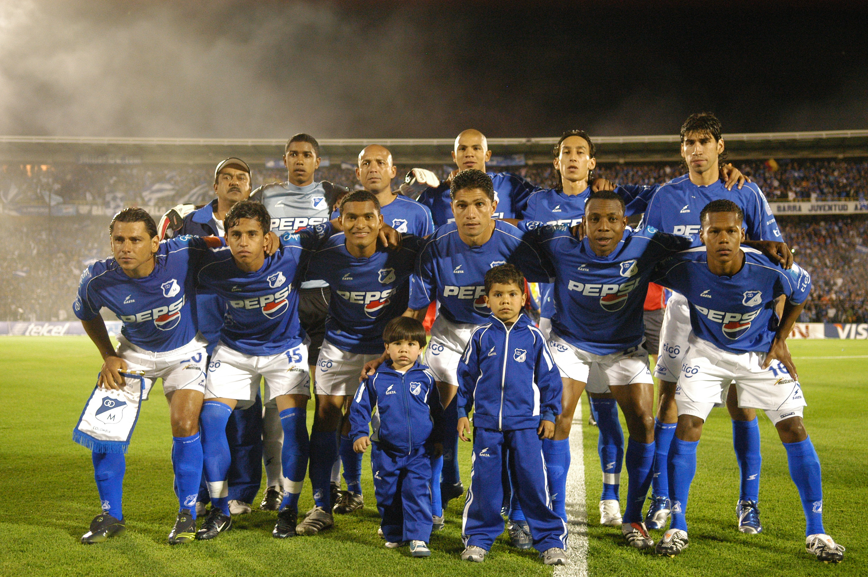 Gustavo Rojas (segundo de izquierda a derecha abajo) con el plantel de Millonarios en 2007.