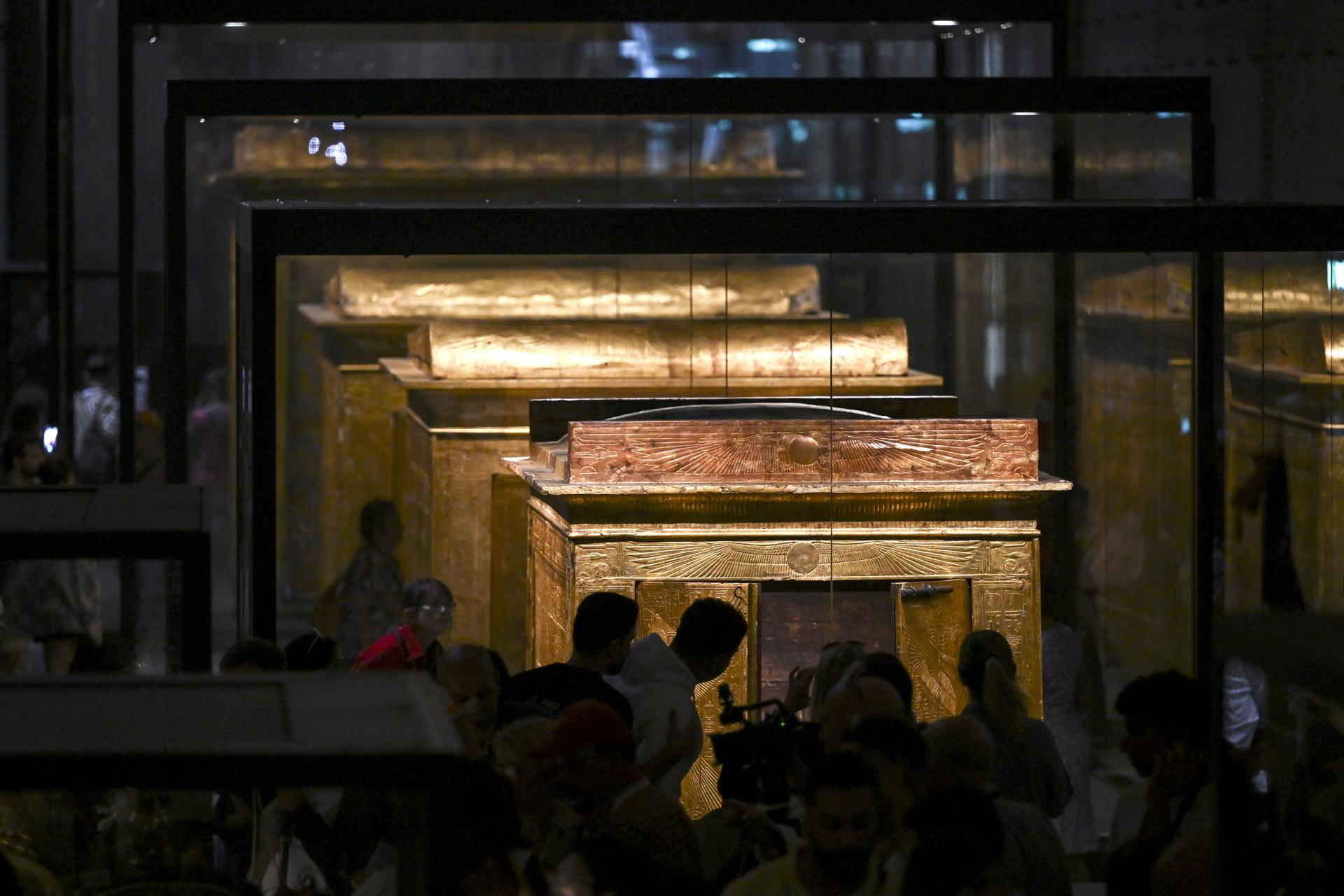 El museo alberga la barca solar del faraón Keops, una reliquia milenaria considerada una de las piezas más valiosas del antiguo Egipto. Además, se trabaja en la restauración de una segunda barca descubierta en 1987.