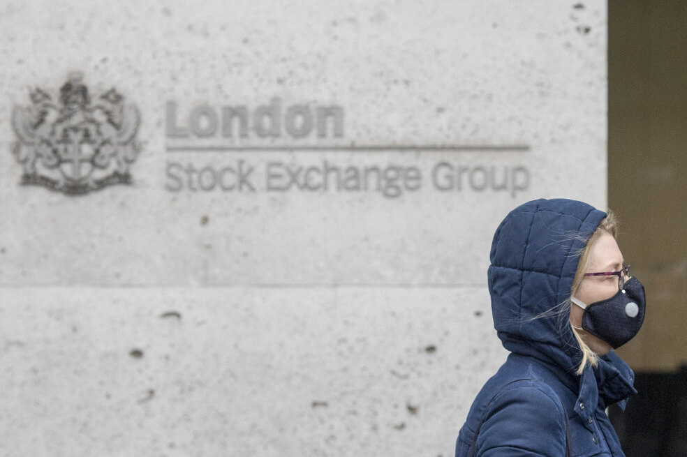 Bolsas europeas se desploman cerca de 3,5 % y el petróleo cae 4 % por coronavirus