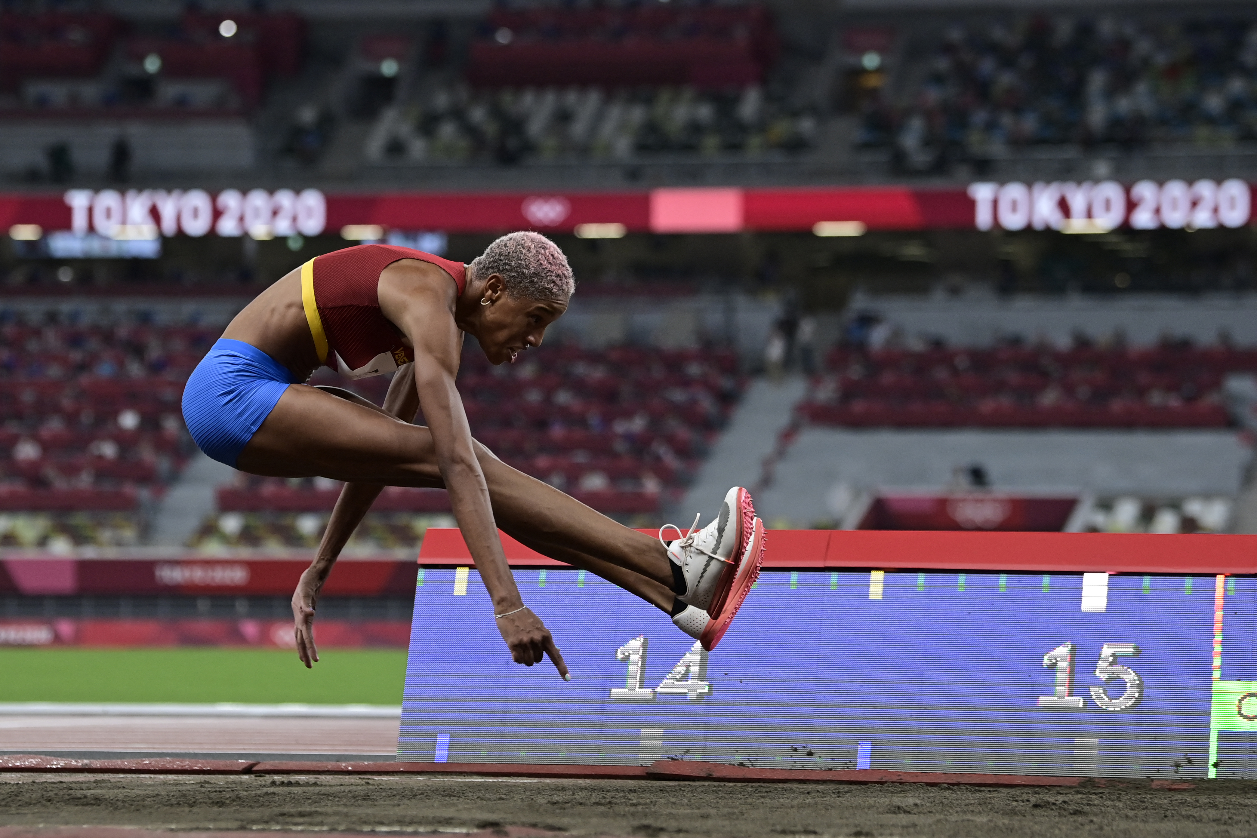 La venezolana Yulimar Rojas ganó el oro con récord mundial en salto triple