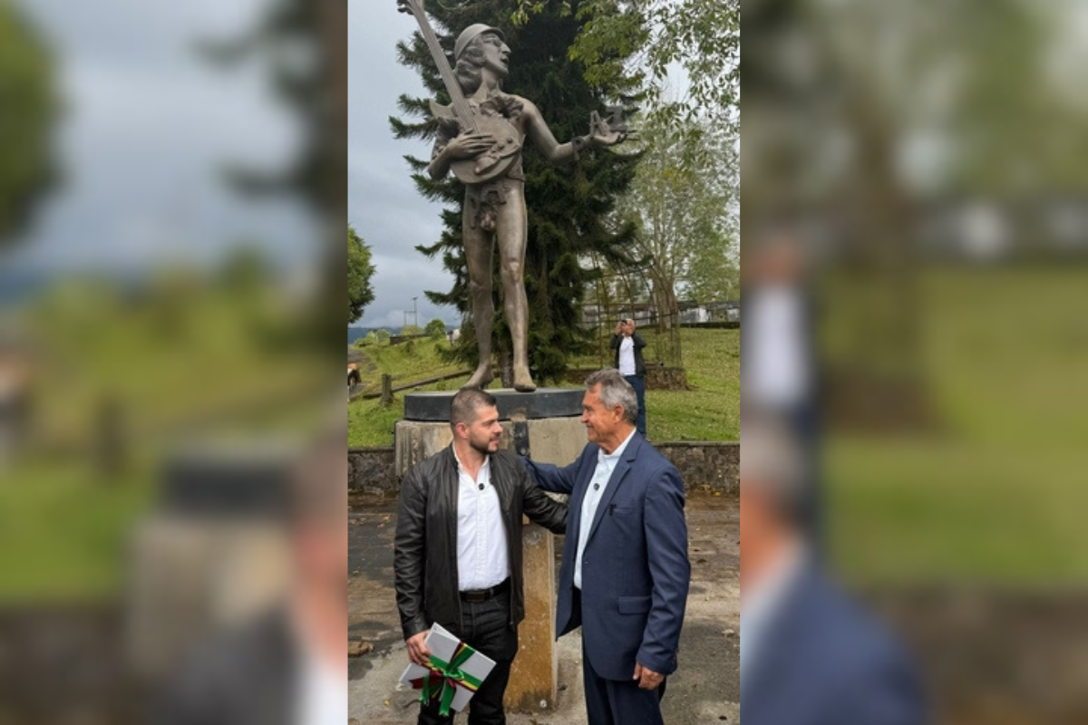 Esta es la estatua de John Lennon, propiedad de Carlos Lehder, que causó polémica en Quindío