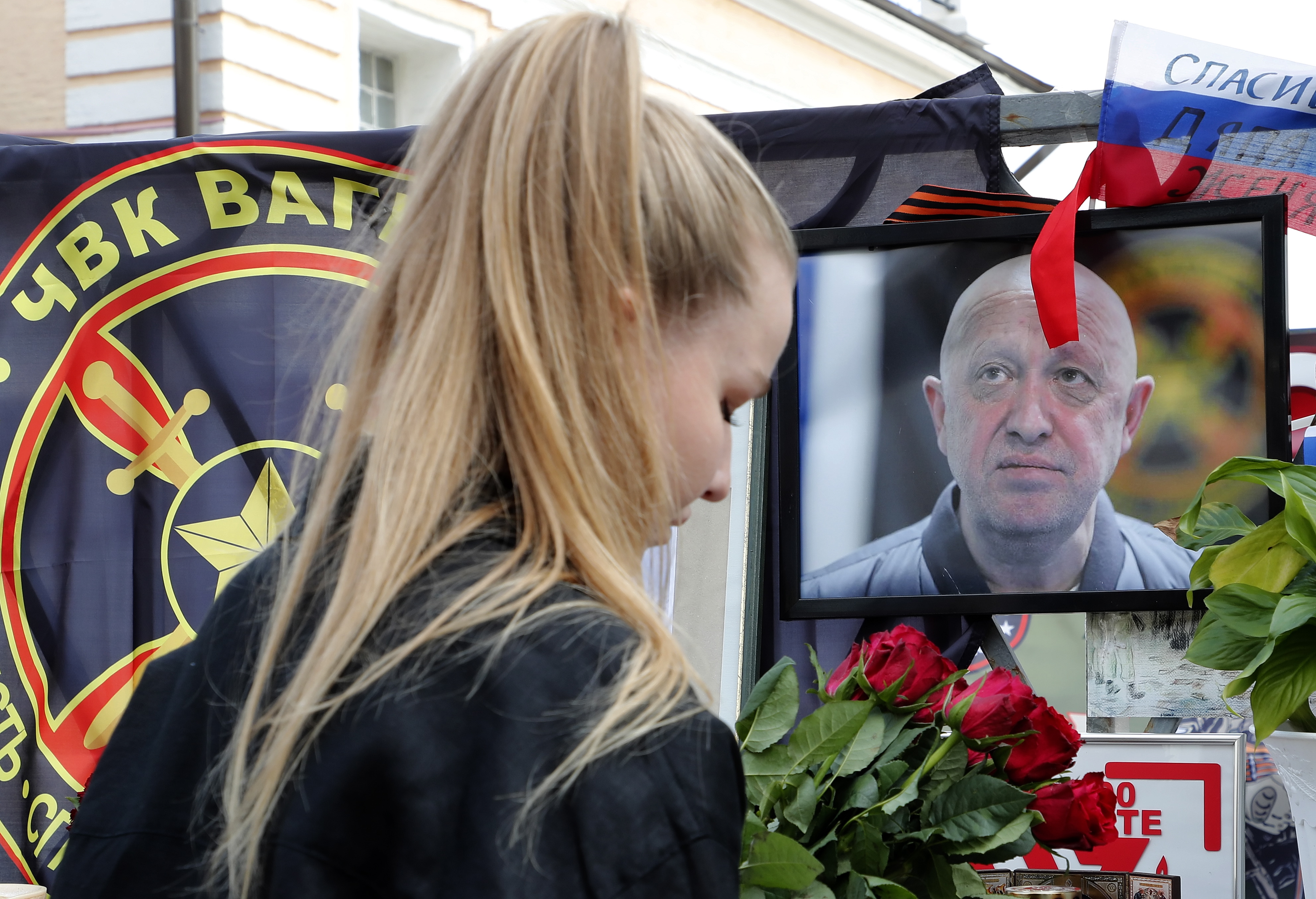 Moscow (Russian Federation), 28/08/2023.- A woman pays tribute in front of a portrait of Wagner Group chief Yevgeny Prigozhin at an informal memorial in Moscow, Russia, 28 August 2023. An investigation was launched into the crash of an aircraft in the Tver region in Russia on 23 August 2023, the Russian Federal Air Transport Agency said in a statement. Among the passengers was Wagner chief Yevgeny Prigozhin, the agency reported. According to the results of genetic testing on the 10 bodies recovered at the crash site, Russian authorities on August 27 confirmed the death of Yevgeny Prigozhin. (Rusia, Ucrania, Moscú) EFE/EPA/MAXIM SHIPENKOV