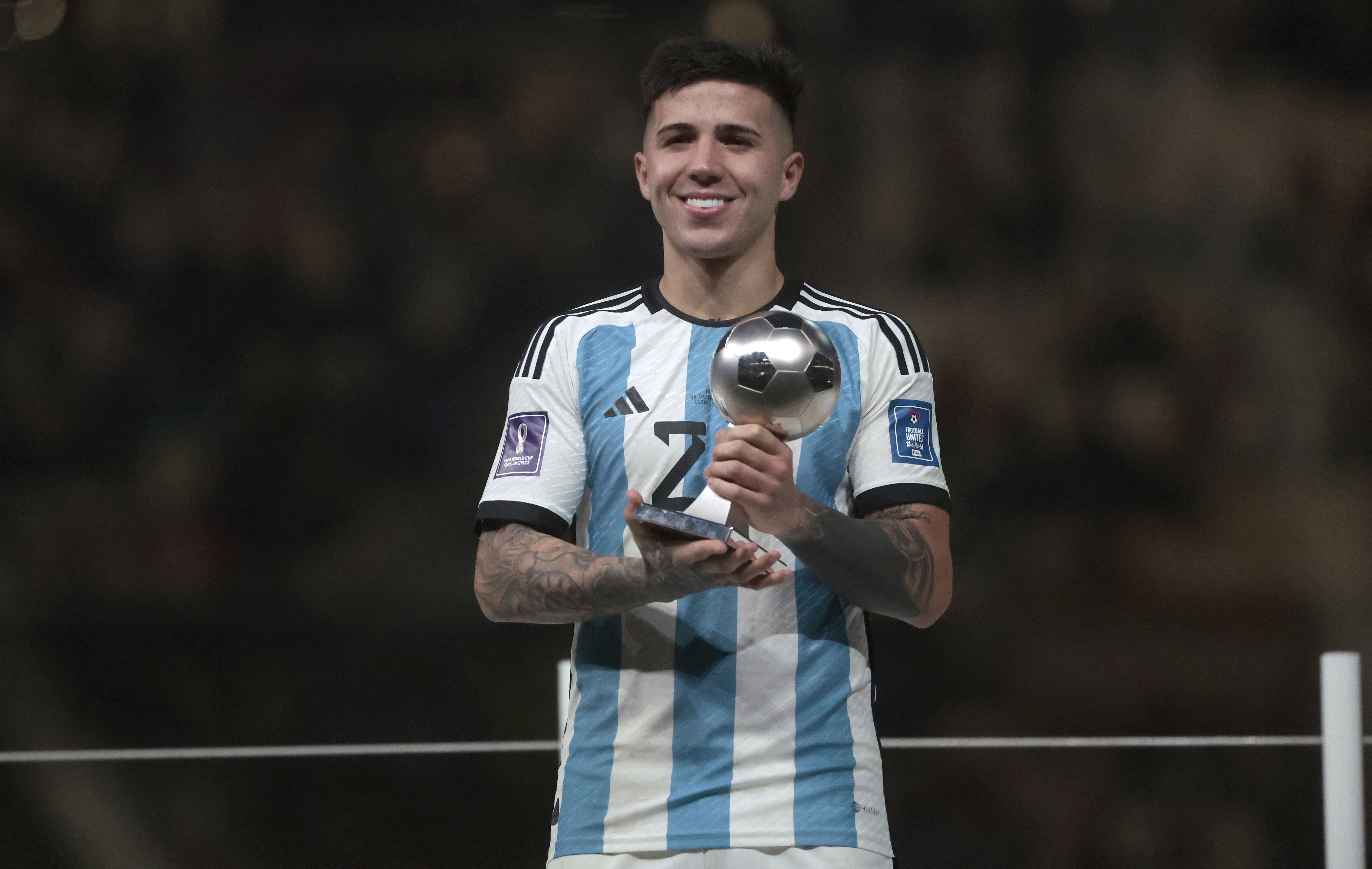 GR7042. LUSAIL (CATAR), 18/12/2022.- Enzo Fernández de Argentina posa con el trofeo de mejor jugador del partido hoy, en la final del Mundial de Fútbol Qatar 2022 entre Argentina y Francia en el estadio de Lusail (Catar). EFE/ Juan Ignacio Roncoroni