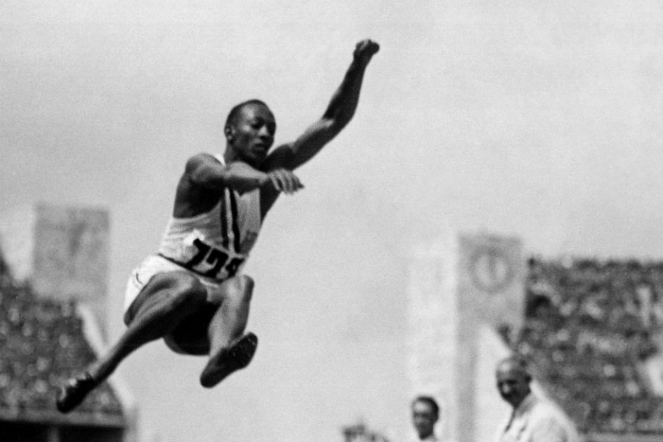 Jesse Owens durante la prueba de salto largo en los Juegos Olímpicos de Berlín. Foto: EFE
