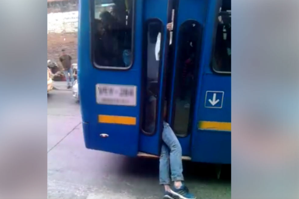 Supuesto ladrón que asaltaba SITP quedó atrapado en puertas del bus