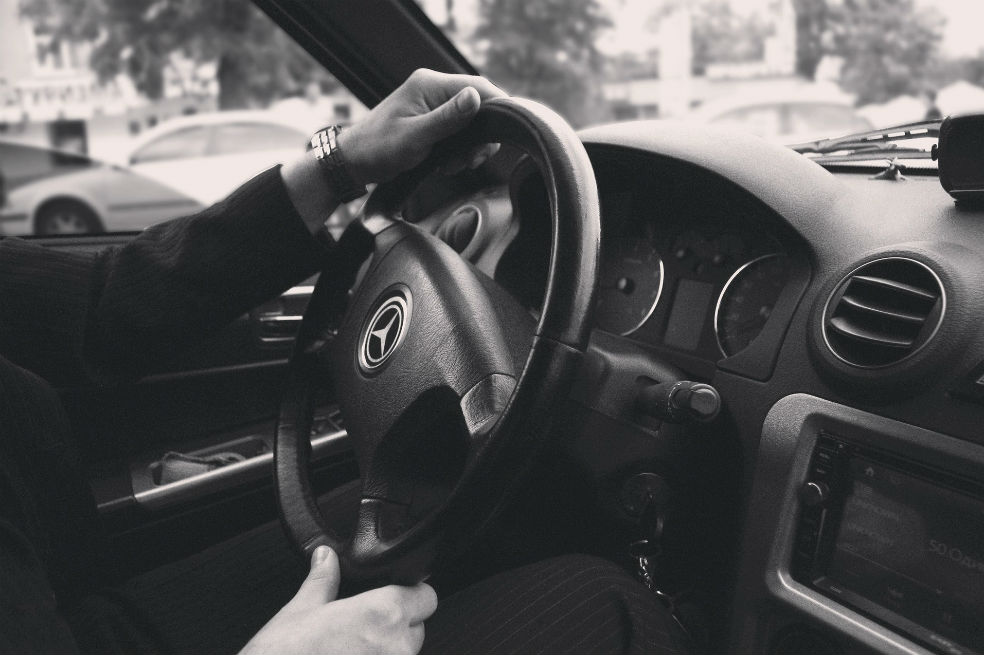 Buscan usuario que olvidó $15 millones en un carro que solicitó a través de una aplicación
