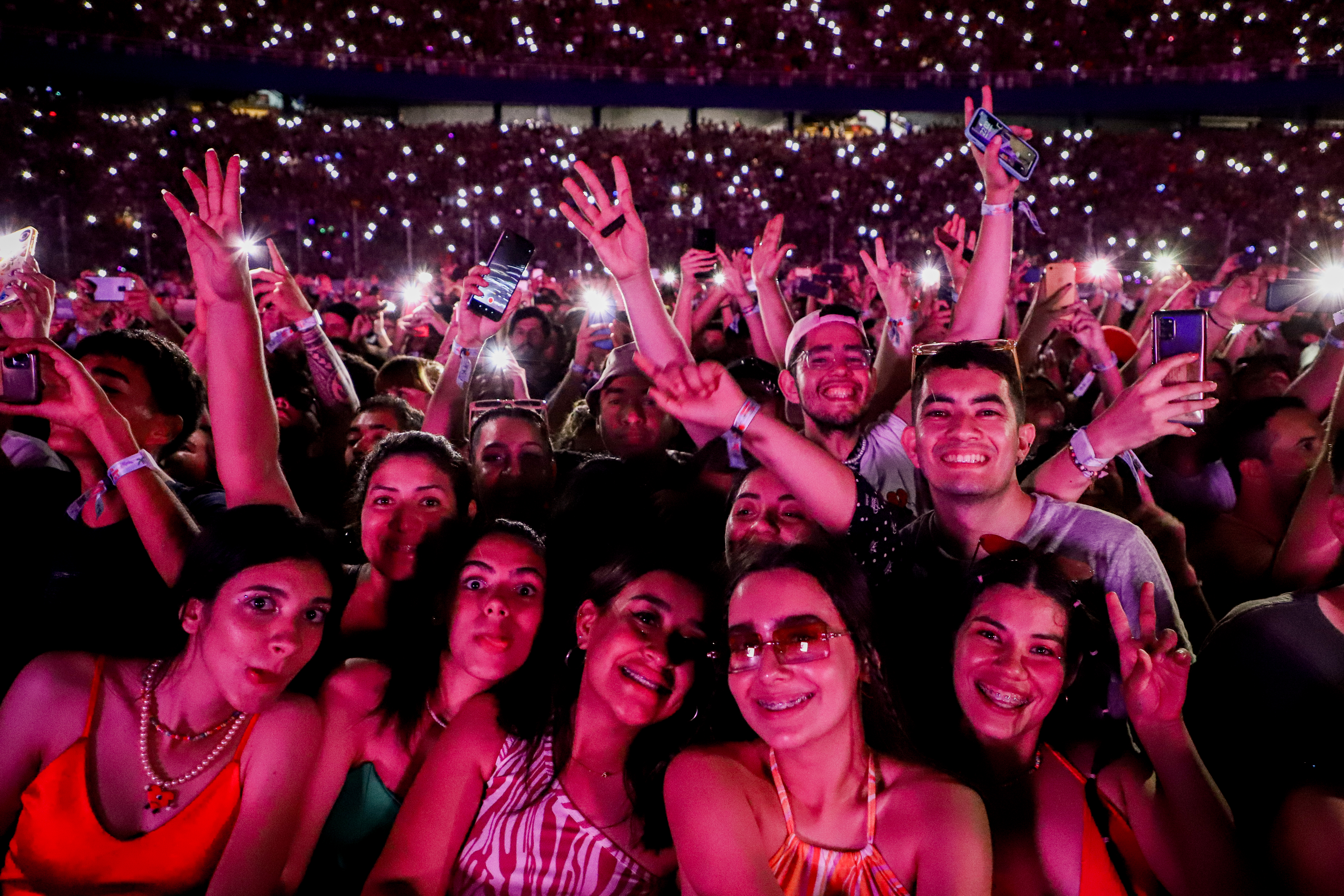 AME2677. ASUNCIÓN (PARAGUAY), 11/11/2022.- Fanáticos disfrutan hoy el concierto del cantante puertorriqueño Bad Bunny en el Estadio General Pablo Rojas en Asunción (Paraguay). Bad Bunny deleitó este viernes con su música en Asunción a 30.000 espectadores en el marco de su World's Hottest Tour. EFE/Nathalia Aguilar