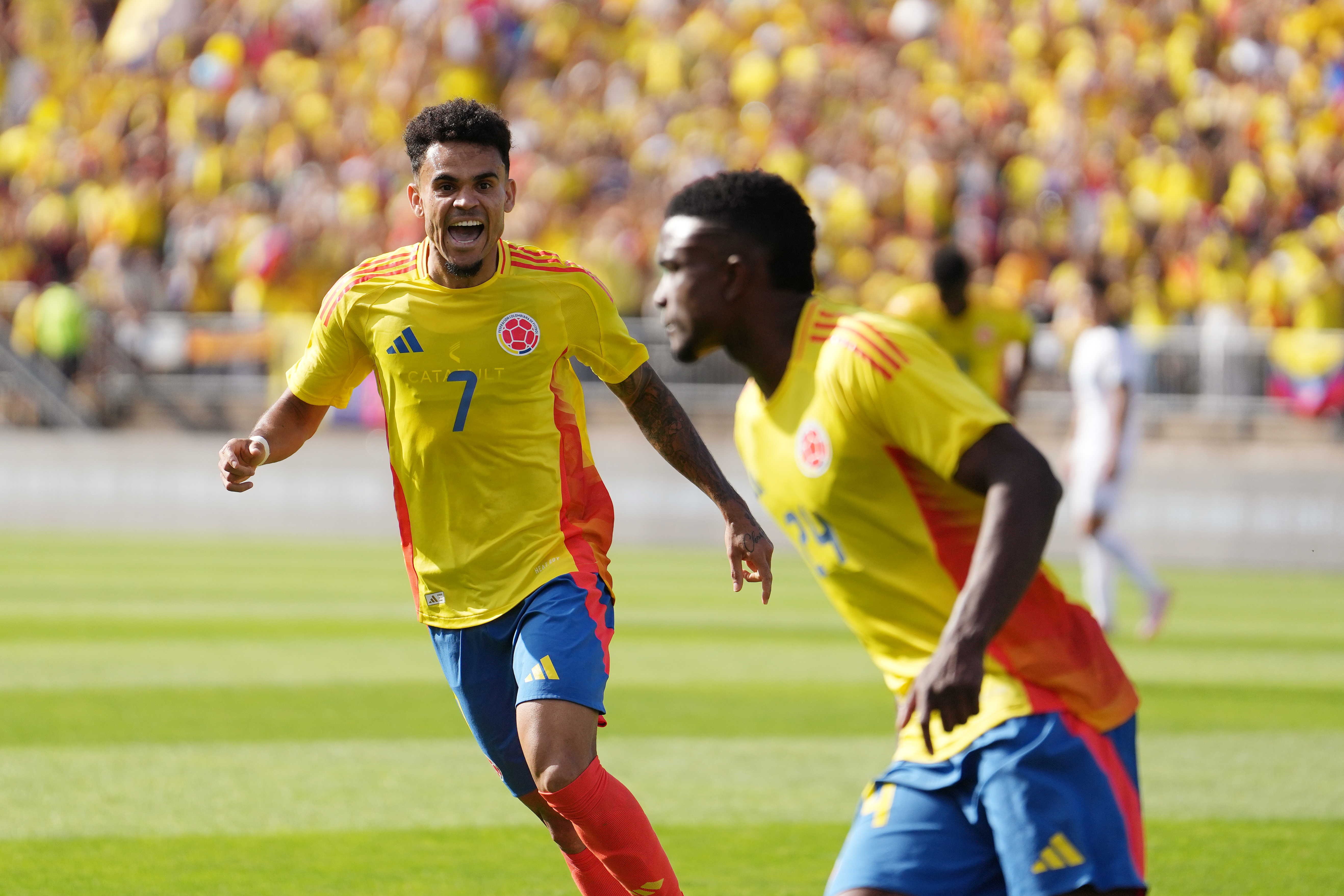 . EAST HEATFORD (ESTADOS UNIDOS), 15/06/2024.- Luis Díaz (i) de Colombia celebra un gol ante Bolivia este sábado, en un partido amistoso internacional entre las selecciones de Colombia y Bolivia en el estadio Rentschler Field en East Heatford (EEUU). EFE/Joe Buglewicz