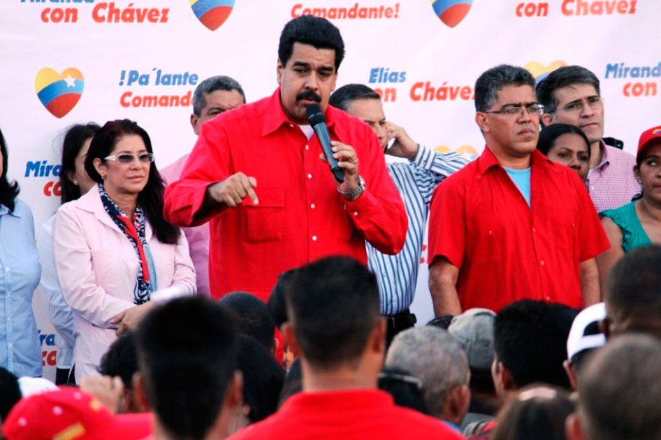 Llorando, Maduro prometió lealtad eterna a Chávez