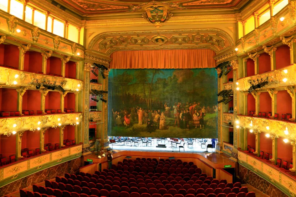 Después de permanecer seis años cerrado por obras de remodelación, el imponente Teatro Colón de Bogotá, una de las joyas arquitectónicas de la vieja capital colombiana, reabre sus puertas tras recuperar el esplendor del siglo XIX. 