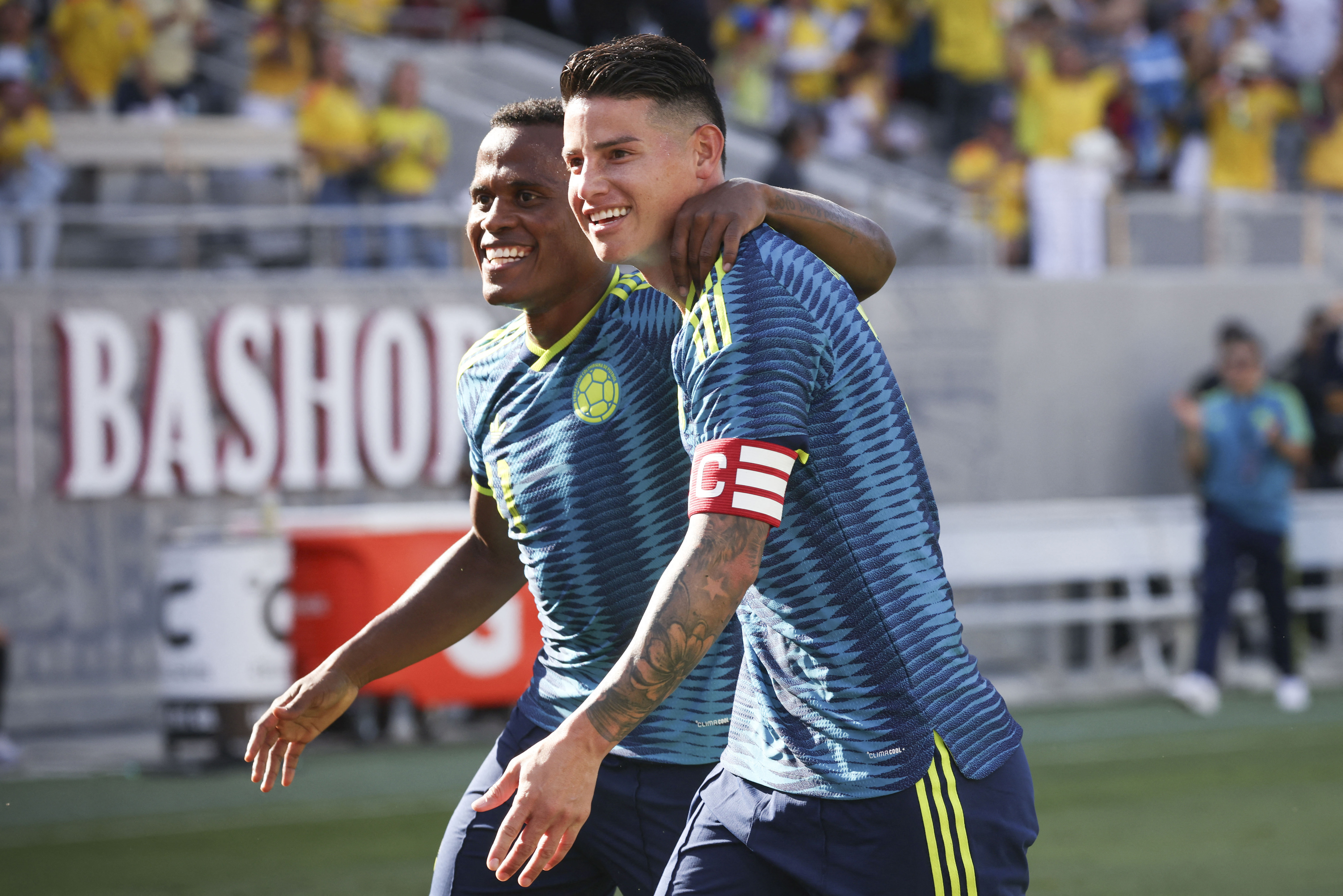 Jhon Arias celebrando su gol junto a James Rodríguez.