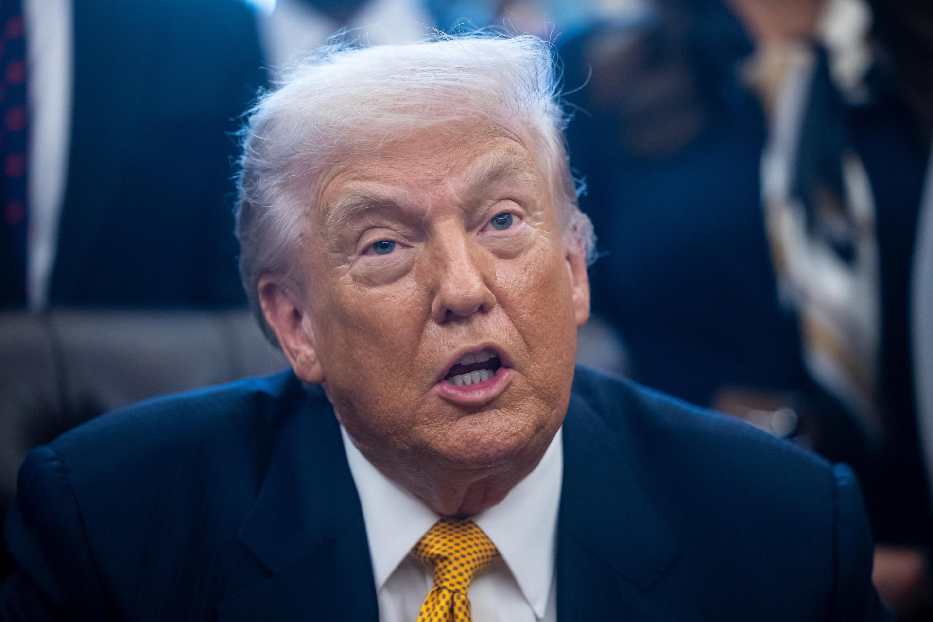 Trump fue abucheado en la visita a una fábrica de Ford y respondió haciendo “pistola”