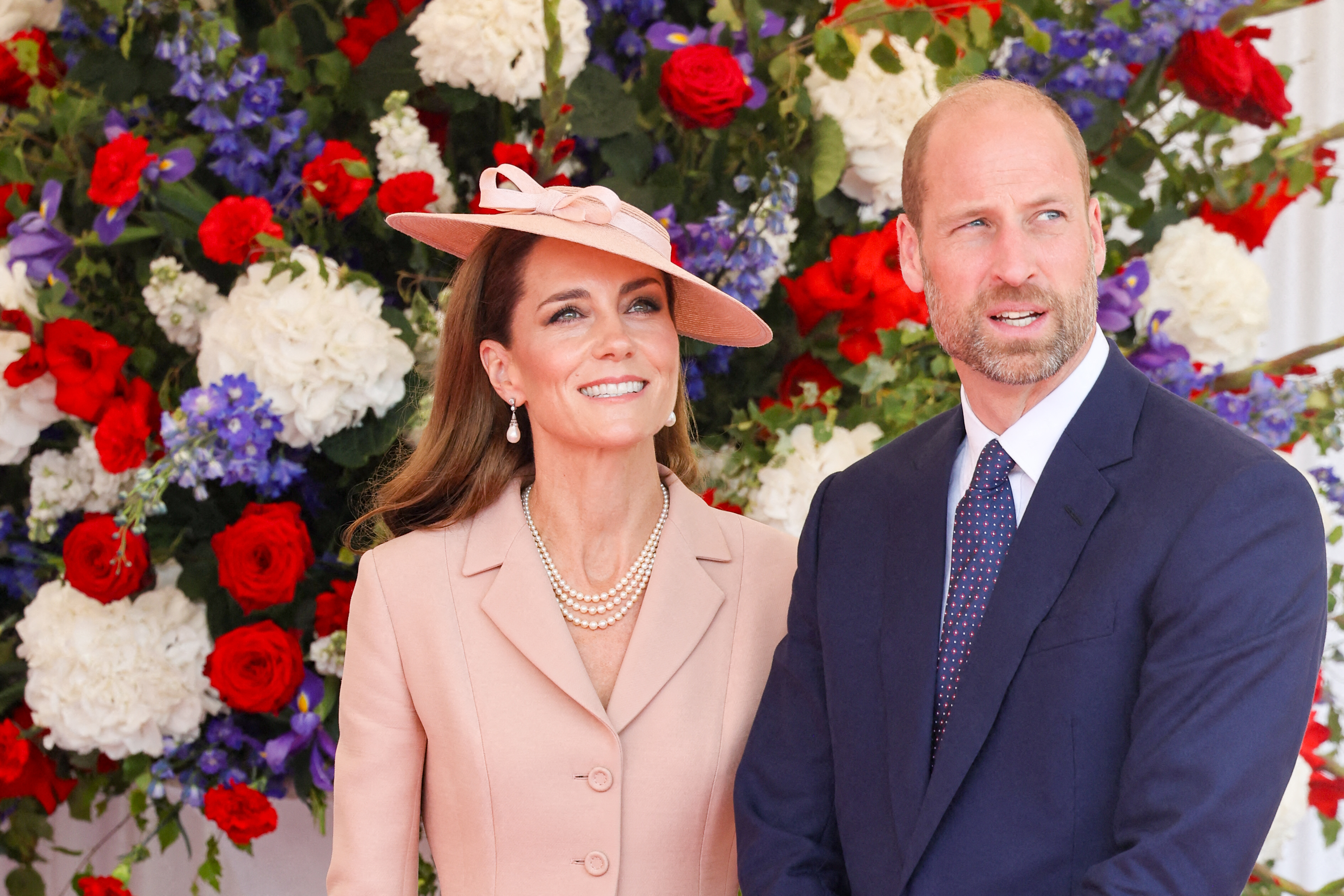 Nuevo libro revela cómo reinará William y sugiere que ocurrió algo grave con Harry
