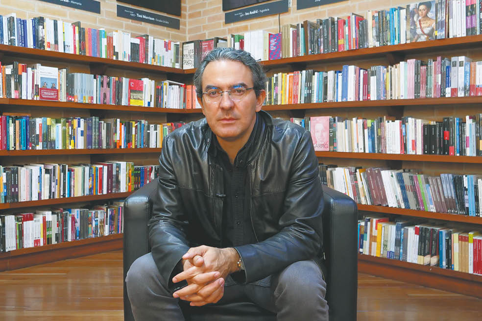 “La vida política entra en nuestras vidas privadas para mal”: Juan Gabriel Vásquez