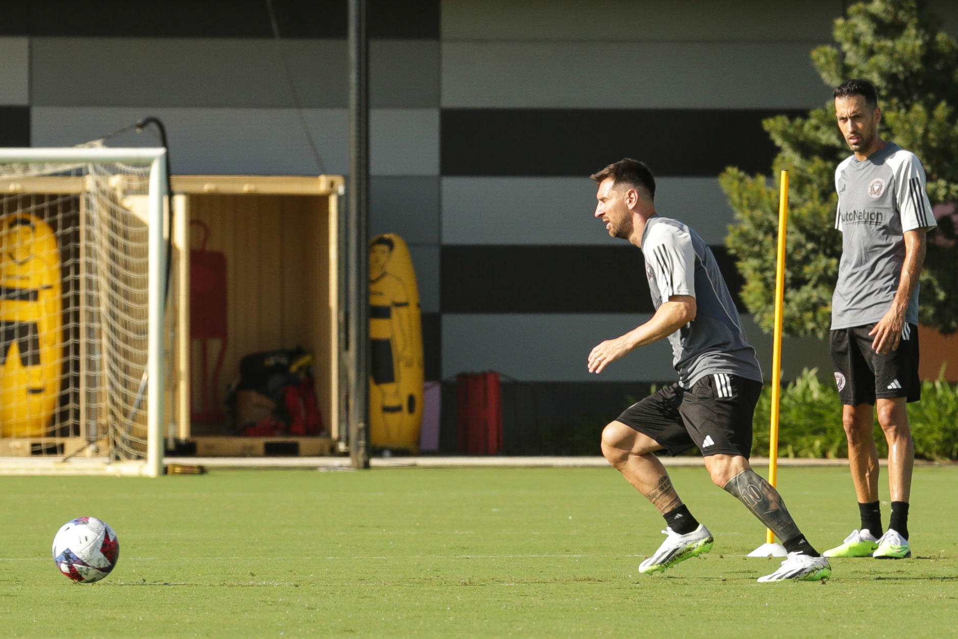 USA8590. FORT LAUDERDALE (ESTADOS UNIDOS), 18/07/2023.- El jugador argentino Lionel Messi (i) y el español Sergio Busquets participan de su primer entrenamiento con el Inter Miami hoy, en el estadio DRV PNK, en Fort Lauderdale, Florida (Estados Unidos). El debut del argentino Lionel Messi y el español Sergio Busquets, que fue compañero del astro argentino en el Barcelona, será el 21 de julio en el partido del Inter Miami contra el Cruz Azul Mexicano en la Leagues Cup. EFE/Marlon Pacheco