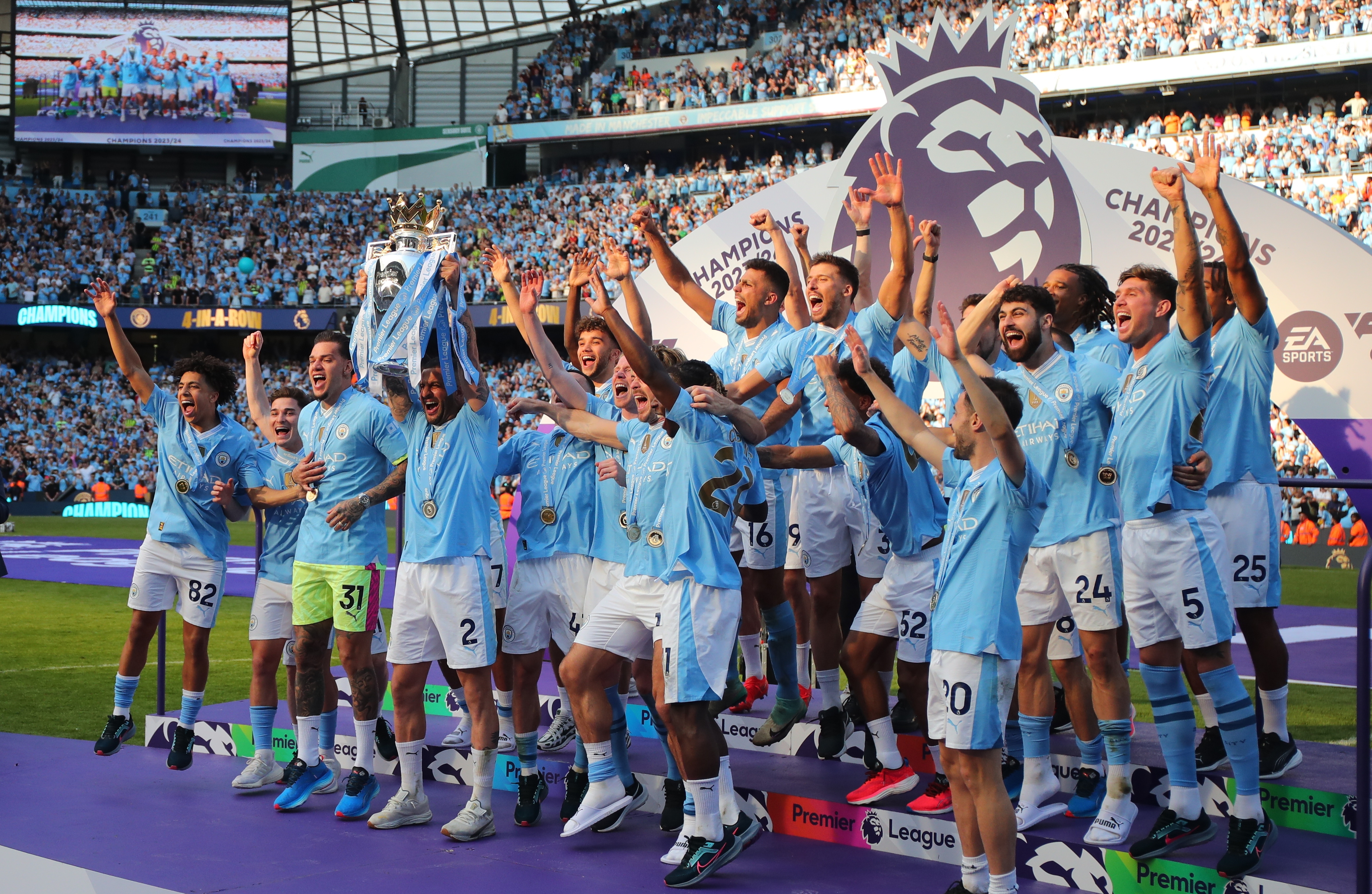 Manchester (United Kingdom), 19/05/2024.- Manchester City players celebrate as captain Kyle Walker (C) lifts the Premier League championship trophy, the fourth consecutive won by City, after the English Premier League soccer match of Manchester City against West Ham United, in Manchester, Britain, 19 May 2024. (Liga de Campeones, Reino Unido) EFE/EPA/ASH ALLEN EDITORIAL USE ONLY. No use with unauthorized audio, video, data, fixture lists, club/league logos, 'live' services or NFTs. Online in-match use limited to 120 images, no video emulation. No use in betting, games or single club/league/player publications.