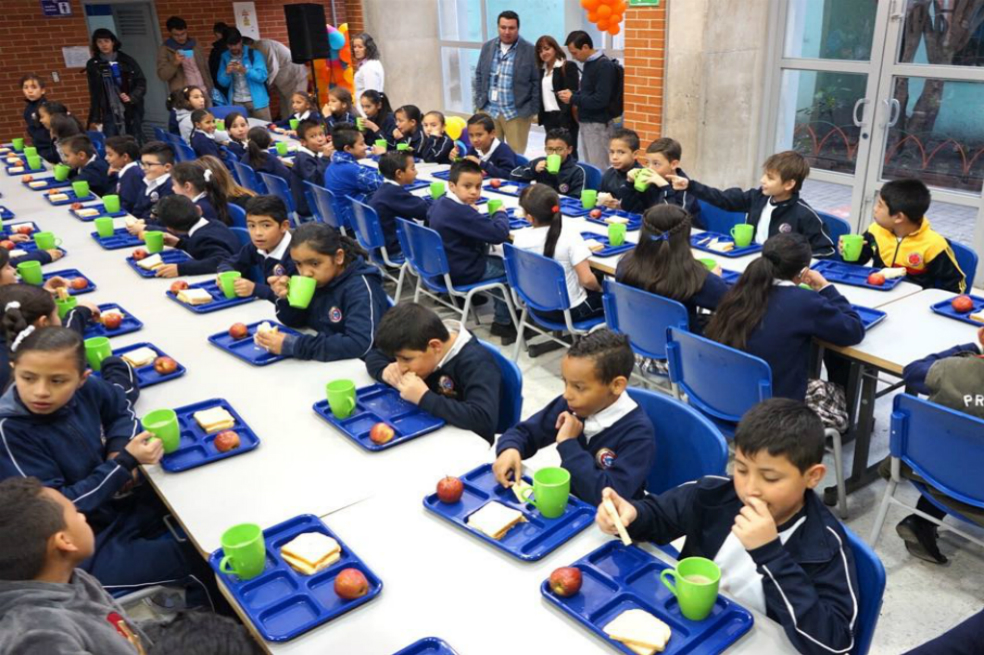 Líos con refrigerios escolares: mientras Distrito denuncia saboteo, transportadores lo desmienten
