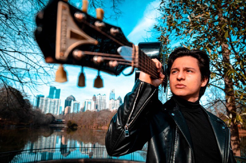 Silva escribe su futuro con canciones