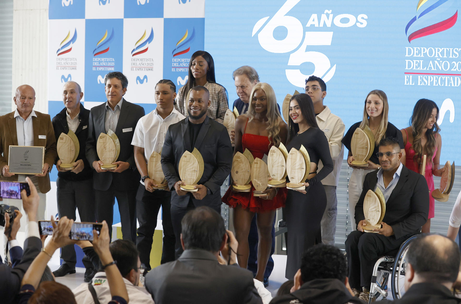 AME4688. BOGOTÁ (COLOMBIA), 01/12/2025.- El pesista Yeison López (c) posa junto a deportistas en la ceremonia del deportista del año otorgado por el diario El Espectador y Movistar este lunes, en Bogotá (Colombia). López fue elegido como deportista del año 2025 en Colombia, gracias a la buena temporada que tuvo, en la que se coronó campeón de la categoría de 88 kilogramos del Campeonato Mundial de Halterofilia de la ciudad noruega de Forde. EFE/ Mauricio Dueñas Castañeda

