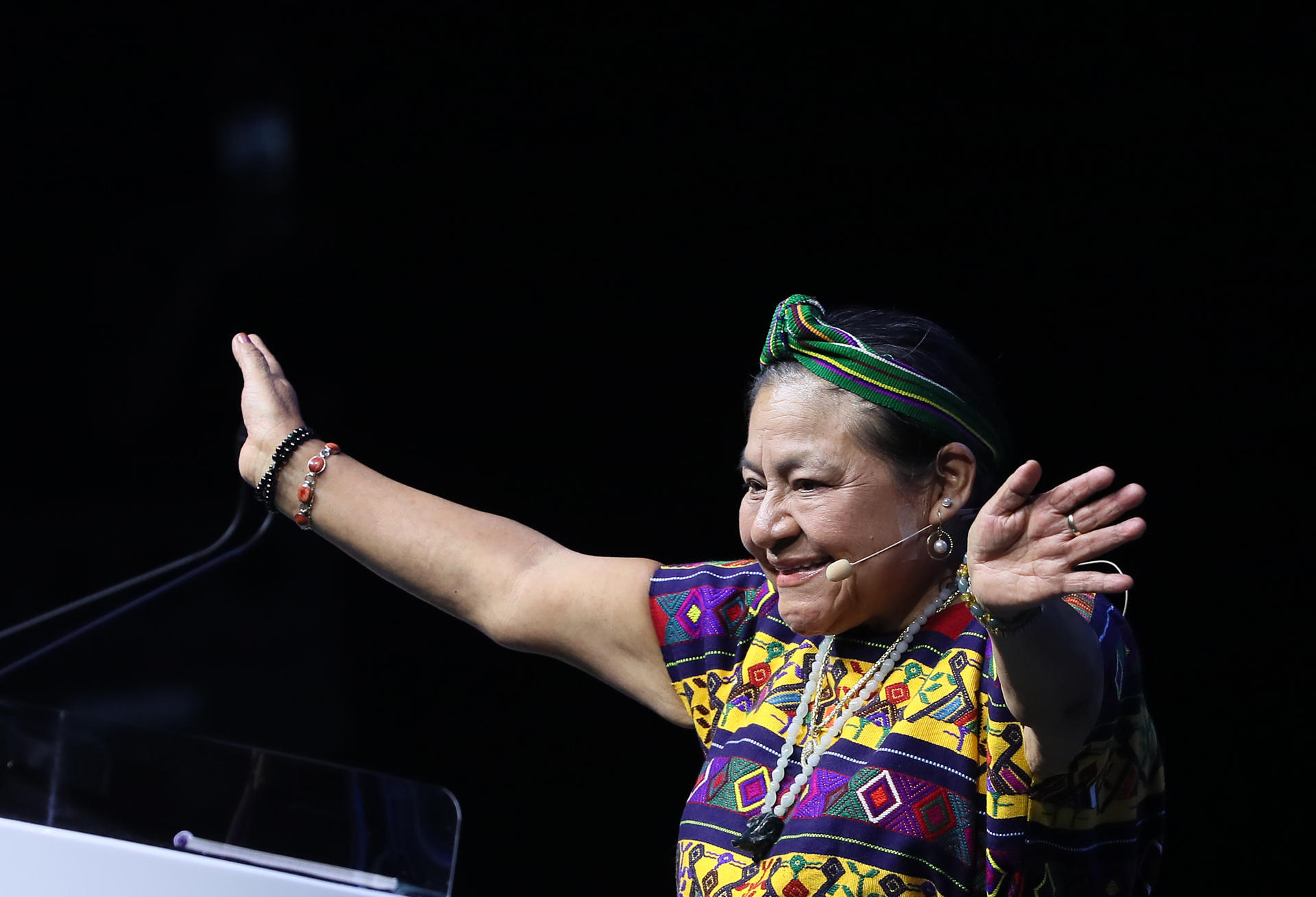 MEX1882. CIUDAD DE MÉXICO (MÉXICO), 05/09/2025.- La líder indígena y Nobel de la Paz (1992), Rigoberta Menchú, saluda durante el evento México Siglo XXI de la fundación Telmex este viernes, en el Auditorio Nacional de la Ciudad de México (México). Menchú advirtió que la humanidad enfrenta el riesgo de perder su esencia en la era digital si la tecnología y la inteligencia artificial no se ponen al servicio del bien común. EFE/ Mario Guzmán