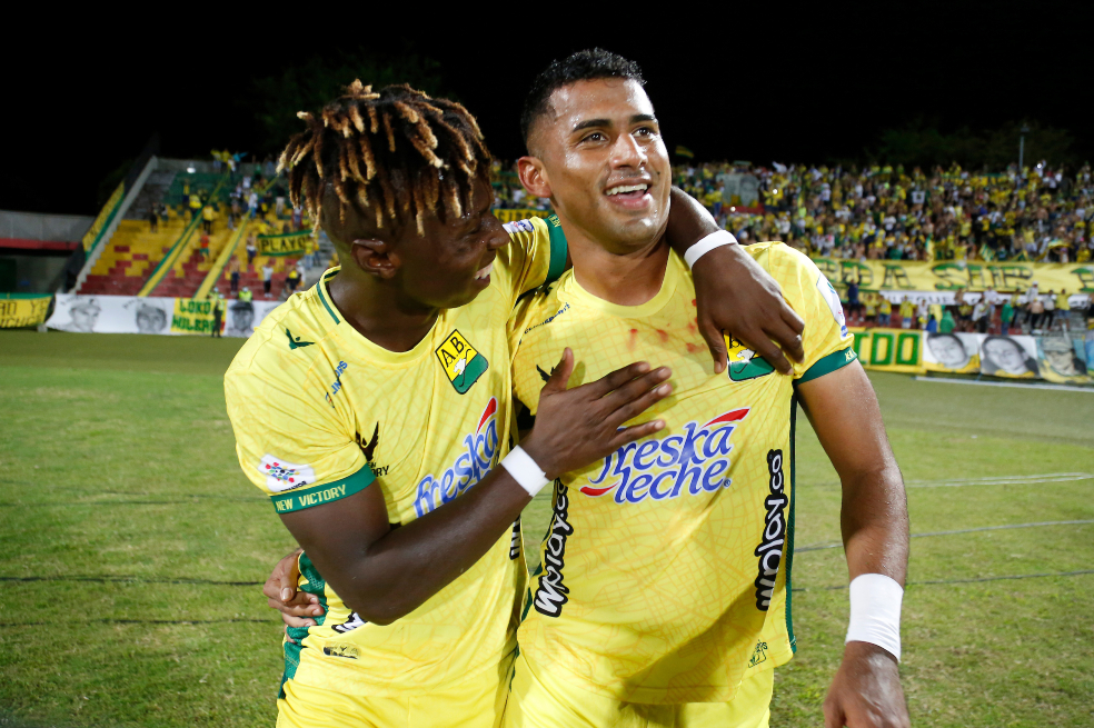 Carlos Henao celebra con uno de sus compañeros de Bucaramanga.