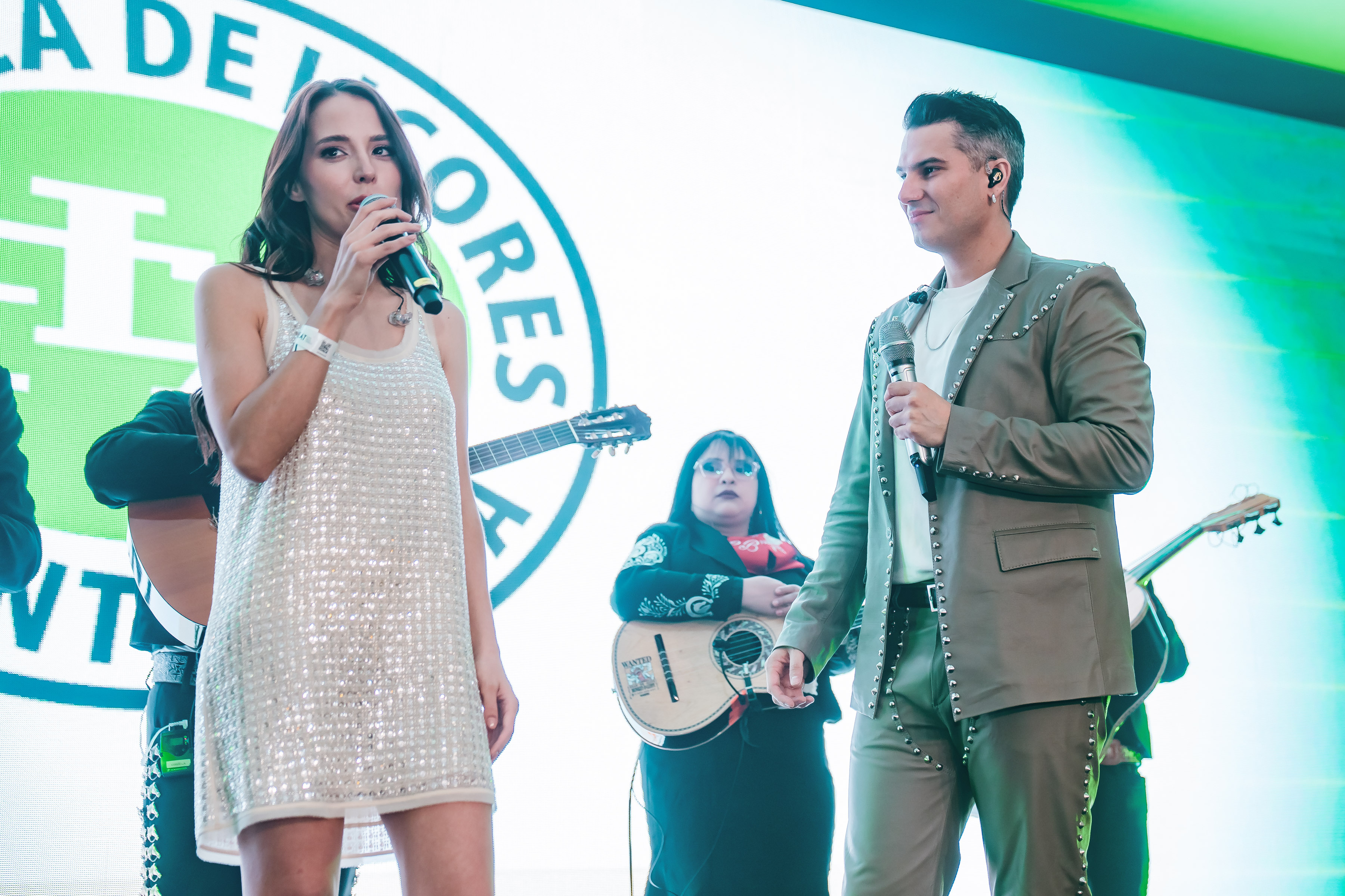 Majo Aguilar y Pipe Bueno en los Premios Heat 2025.