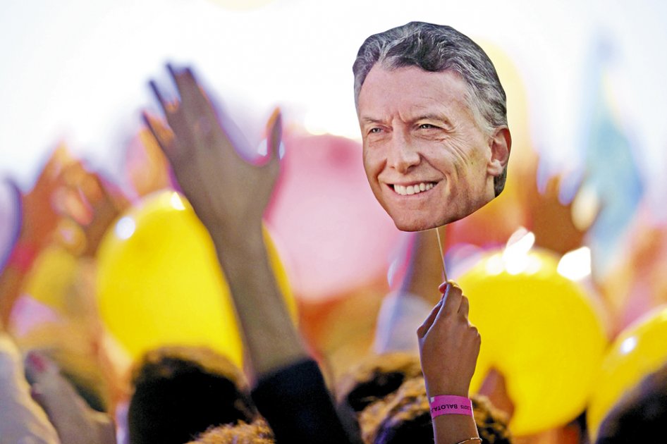 Un partidario sostiene un retrato del presidente electo, Mauricio Macri, en un mitin en Buenos Aires. / AFP