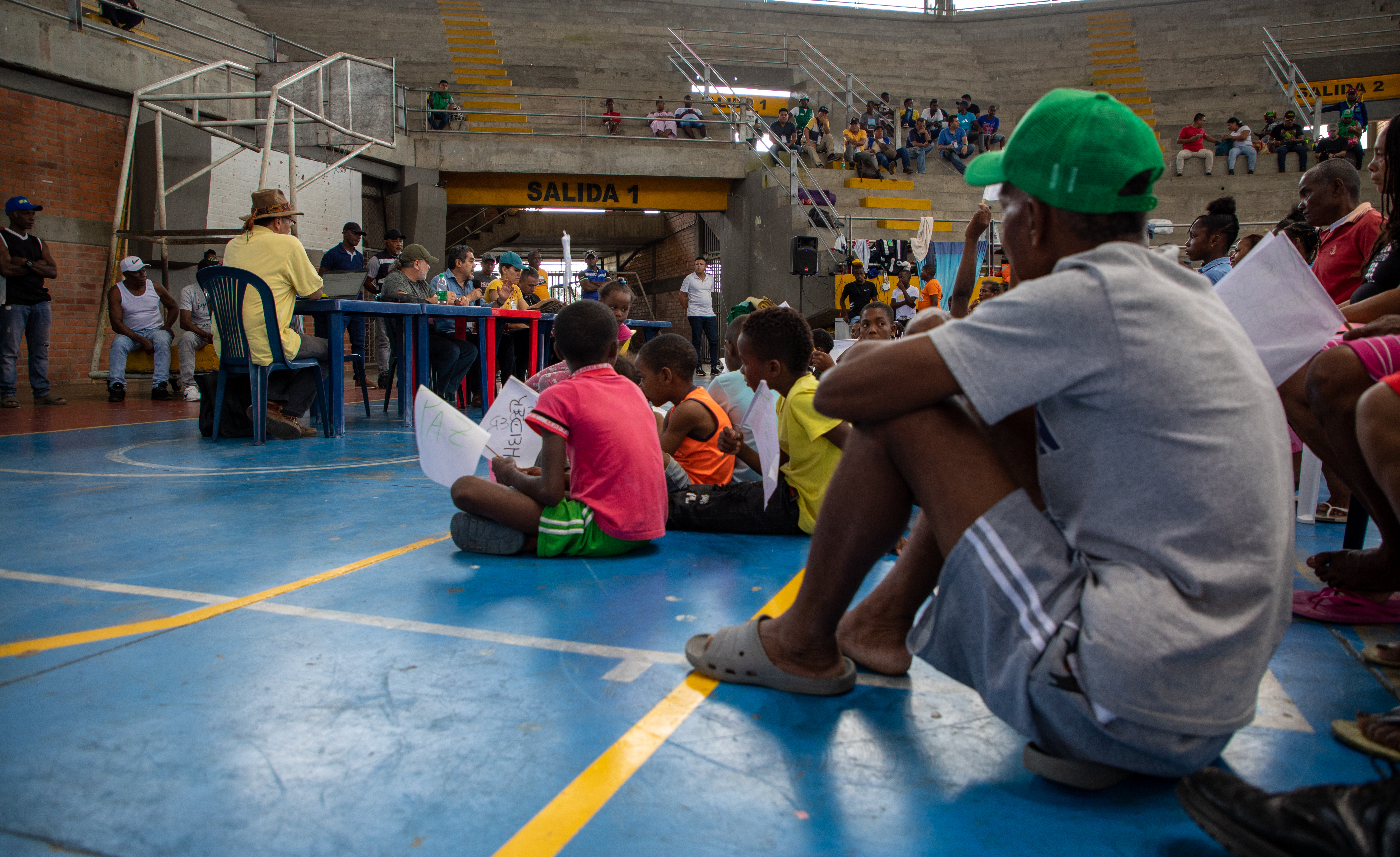El desplazamiento es una de las principales afectaciones de esta población. En el Polideportivo de El Cristal permanecen algunas de las 210 familias desplazadas de la comunidad afro de San Isidro, pertenecientes al Consejo Comunitario de Bajo Calima, que tuvieron que abandonar sus territorios.