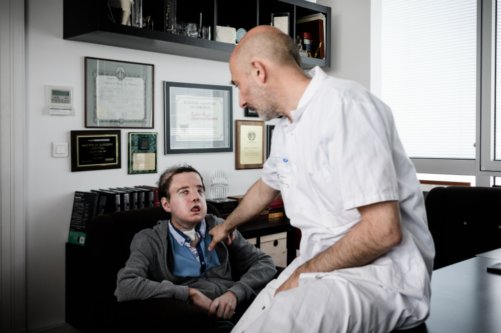 Hamon padece una neurofibromatosis de tipo 1, conocida como enfermedad de von Recklinghausen, un trastorno genético que deformó su cara.  / AFP