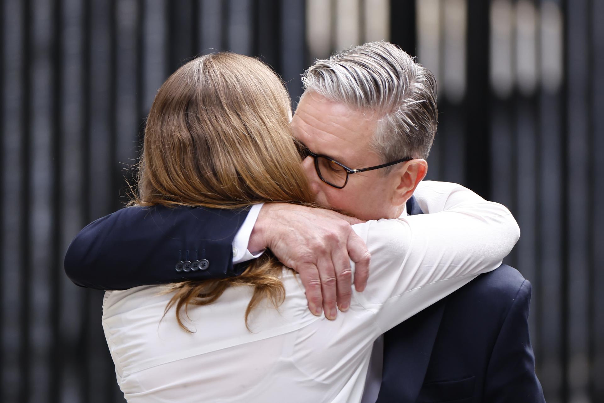 LONDON (United Kingdom), 22/06/2026.- British Prime Minister Keir Starmer (R) embraces his wife Victoria after making a statement in Downing Street, London, Britain, 22 June 2026. Keir Starmer has resigned as UK Prime Minister. (Reino Unido, Londres) EFE/EPA/TOLGA AKMEN
