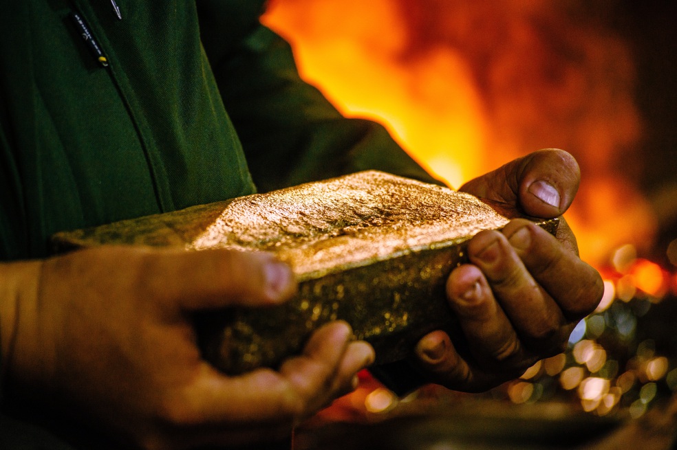 ¿Qué hay detrás de la caída en la producción de oro?