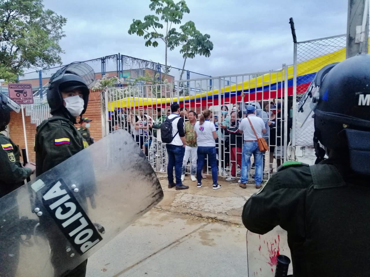 Cinco heridos y dos capturados dejó desalojo en un barrio de Floridablanca