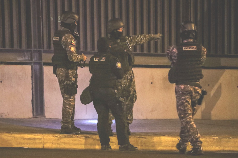 Maduro pone en alerta a militares tras denunciar ataque desde helicóptero