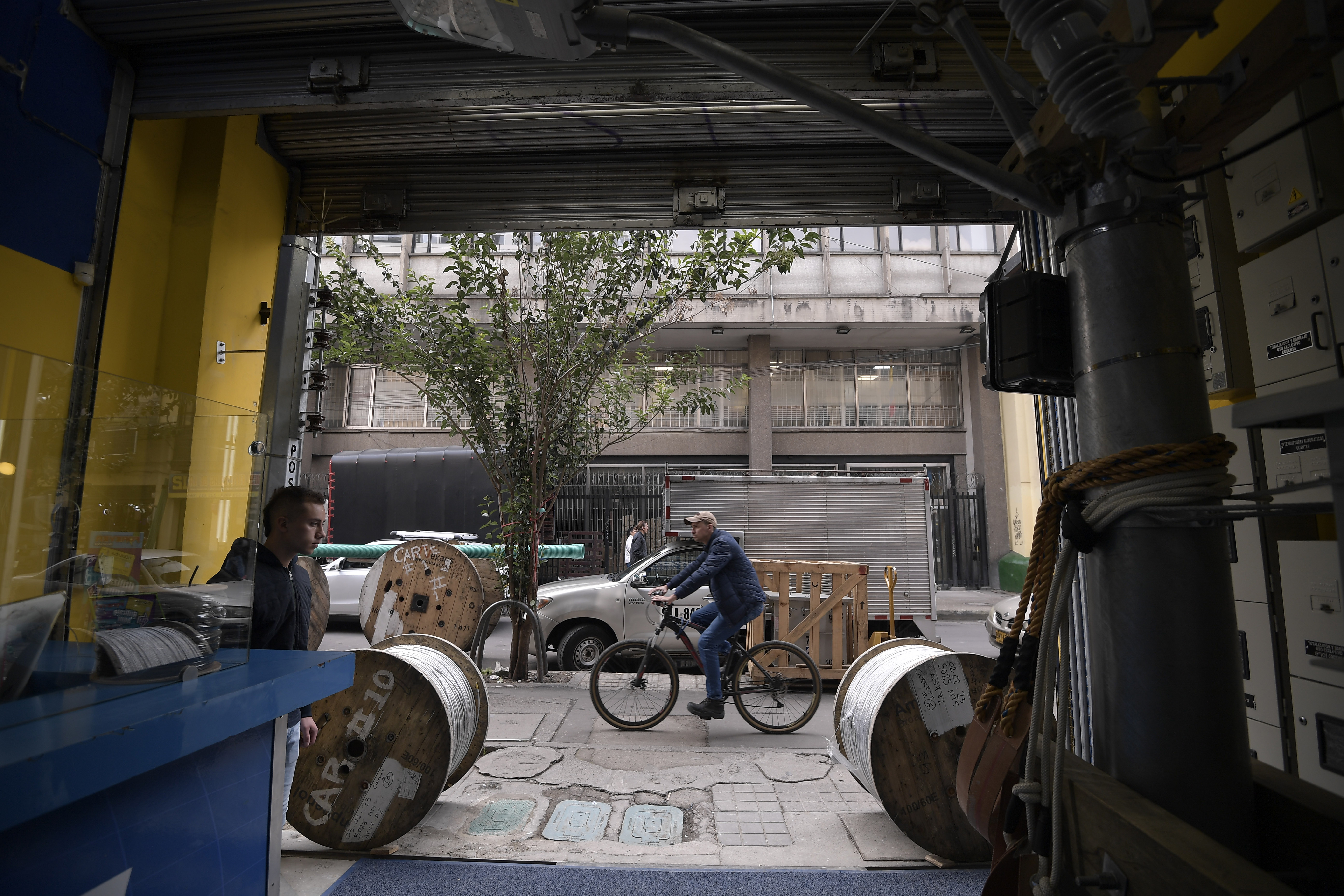 Comerciantes eléctricos, ubicados en la carrera 12, en el centro de Bogotá.