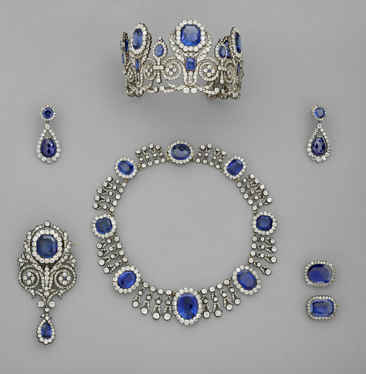 PARÍS (FRANCIA), 20/10/2025.- Imagen facilitada del juego formado por una diadema de la reina María Amelia y de la reina Hortensia, un collar del conjunto de zafiro de las mismas reinas y un pendiente de ese mismo conjunto sustraidos del Museo del Louvre, en París. EFE/ Département Des Objets D'art Du Musée Du Louvre SOLO USO EDITORIAL/SOLO DISPONIBLE PARA ILUSTRAR LA NOTICIA QUE ACOMPAÑA (CRÉDITO OBLIGATORIO)