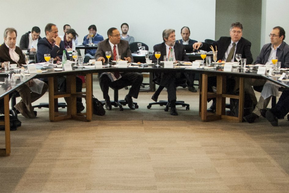 Gobierno esculca reforma tributaria buscando recursos para levantar paro cafetero