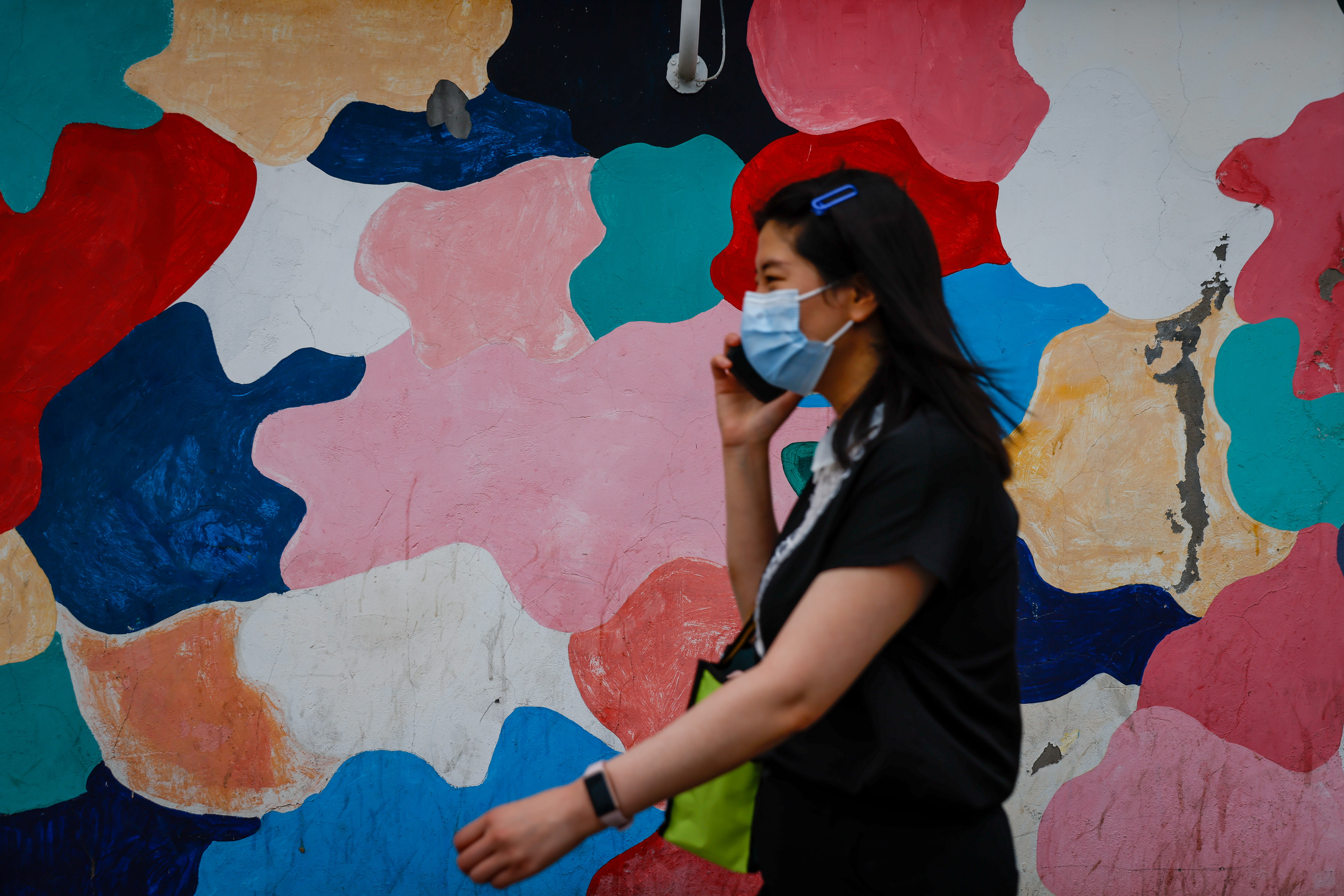 Beijing (China), 29/05/2023.- A woman wears a face mask in Beijing, China, 29 May 2023. China's new wave of Covid infections could peak by June with an estimated 65 million cases a week, said Zhong Nanshan, director of the National Clinical Research Center for Respiratory Disease on 22 May 2023. The new infections are mostly from the omicron subvariant XBB after China abandoned the 'zero-Covid' policy at the end of the year 2022. EFE/EPA/MARK R. CRISTINO