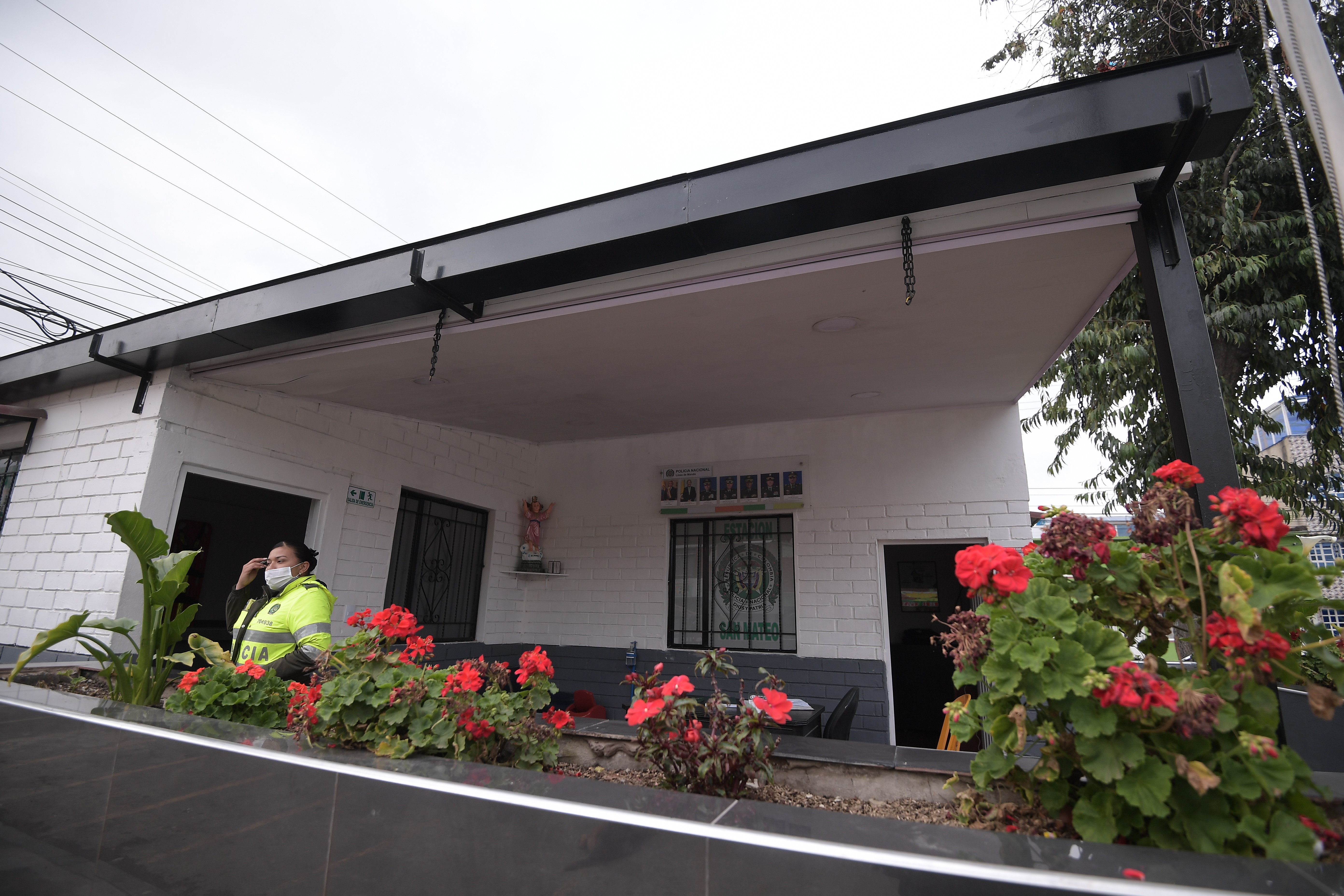 Denuncian agresión de policía a madre de víctima del incendio en CAI de Soacha