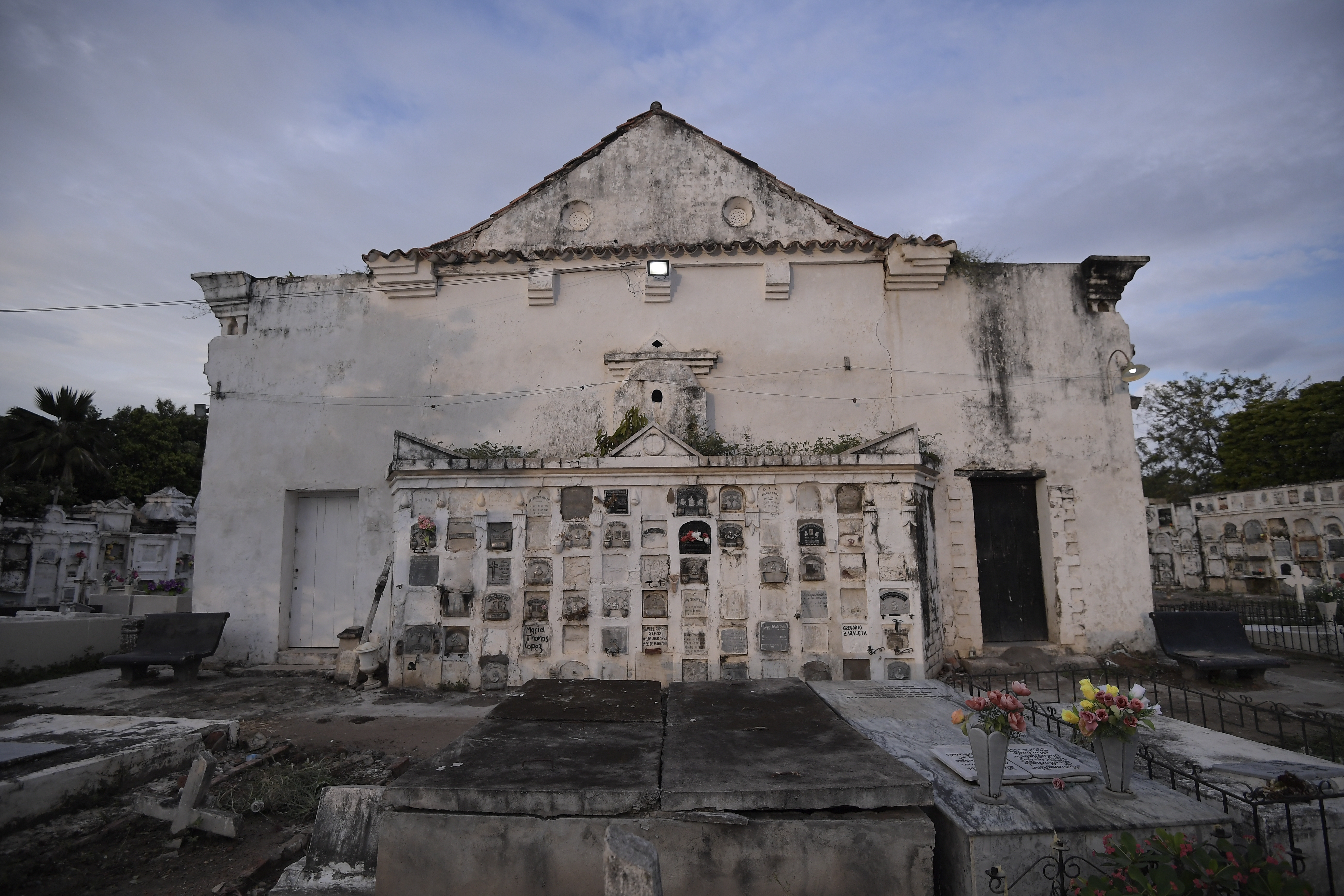 Uno de los atractivos turísticos del municipio de Mompox, debido a su arquitectura, misterios e historias; diferentes aspectos de este: Lápidas, gatos, Bovedas, Mausoleo.