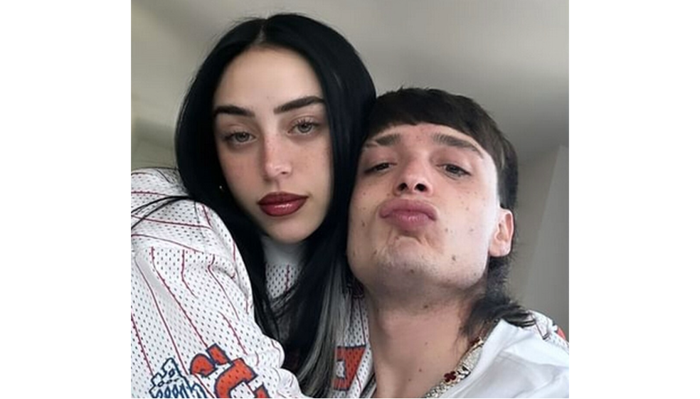 Peso Pluma y Nicki Nicole confirmaron su romance en pleno concierto