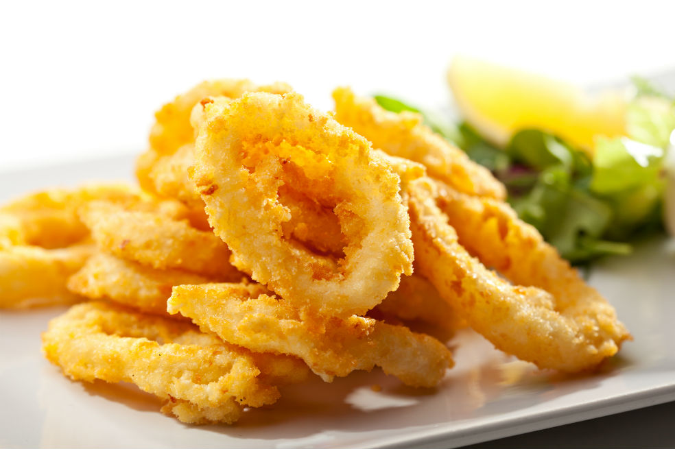 Calamares apanados con maní y salsa criolla