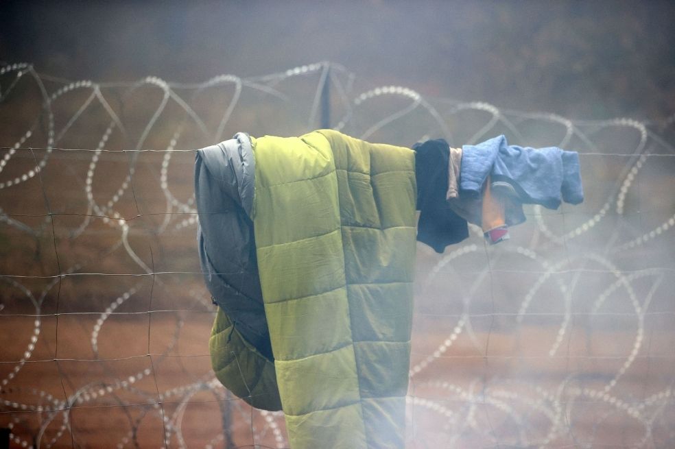 Los migrantes, que se han visto usados una vez más como peones en una disputa política en la eurozona, han comenzado a contar su dramática situación.