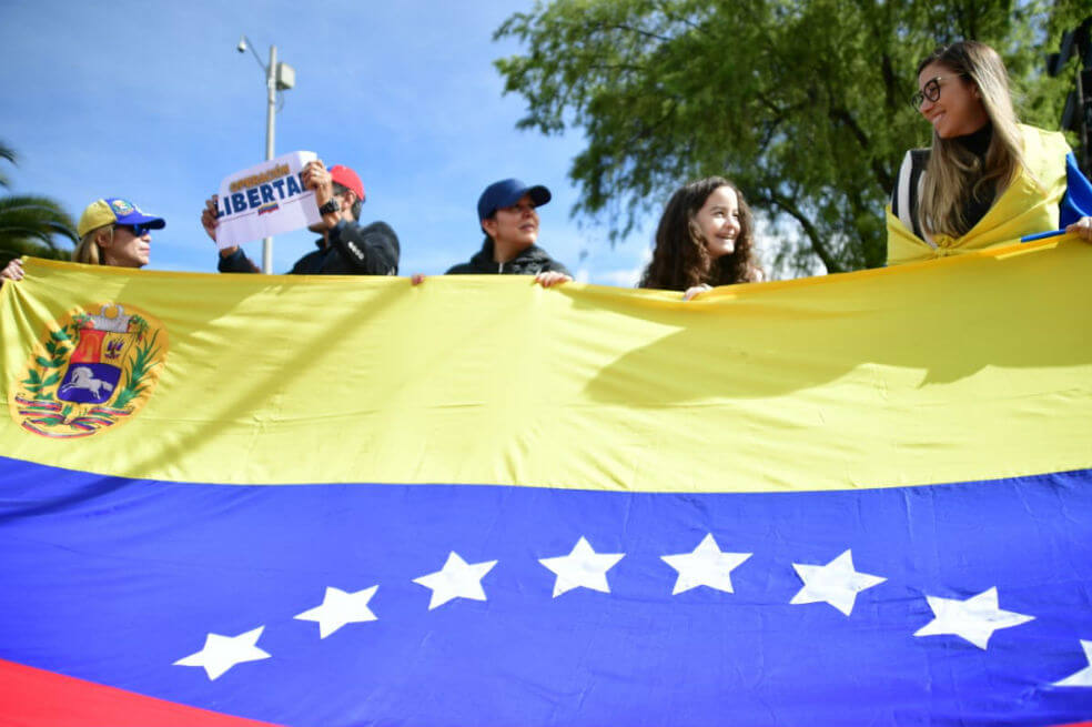 En imágenes: el apoyo a la "operación libertad" desde el consulado de Venezuela en Bogotá