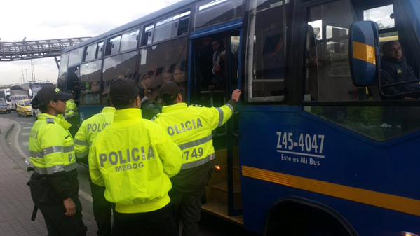 Detienen a dos menores y un adulto mientras atracaban a pasajeros de bus del SITP