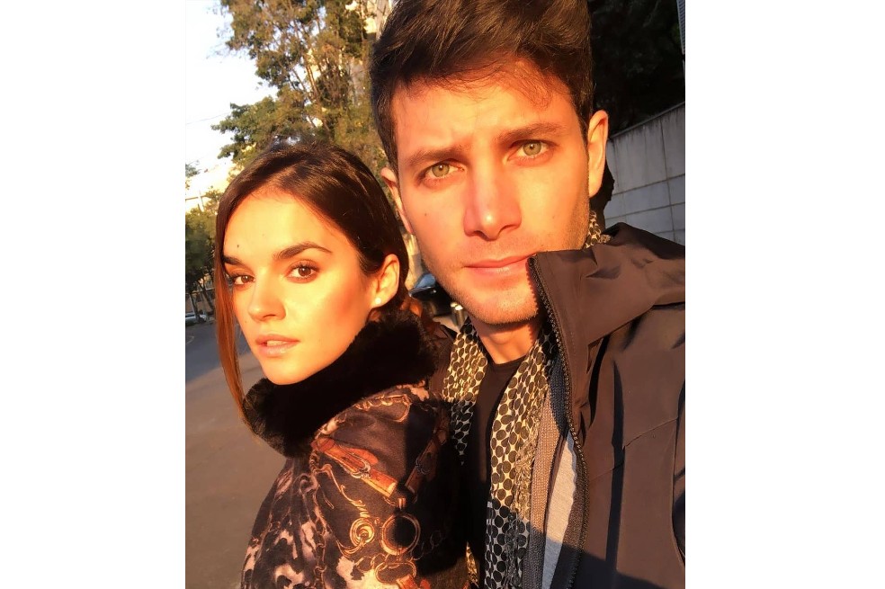 Antes de conocer a Daniela Ospina, Gabriel Coronel estuvo con la cantante española Melodía Ruiz, mejor conocida como Melody. Los artistas tuvieron una relación sentimental durante dos años.